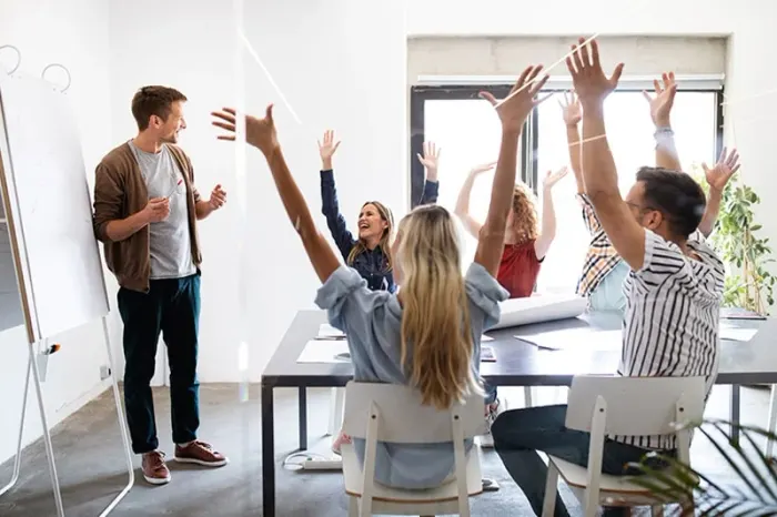 Indendørs kick off møde der engagerer og motiverer alle deltagere.